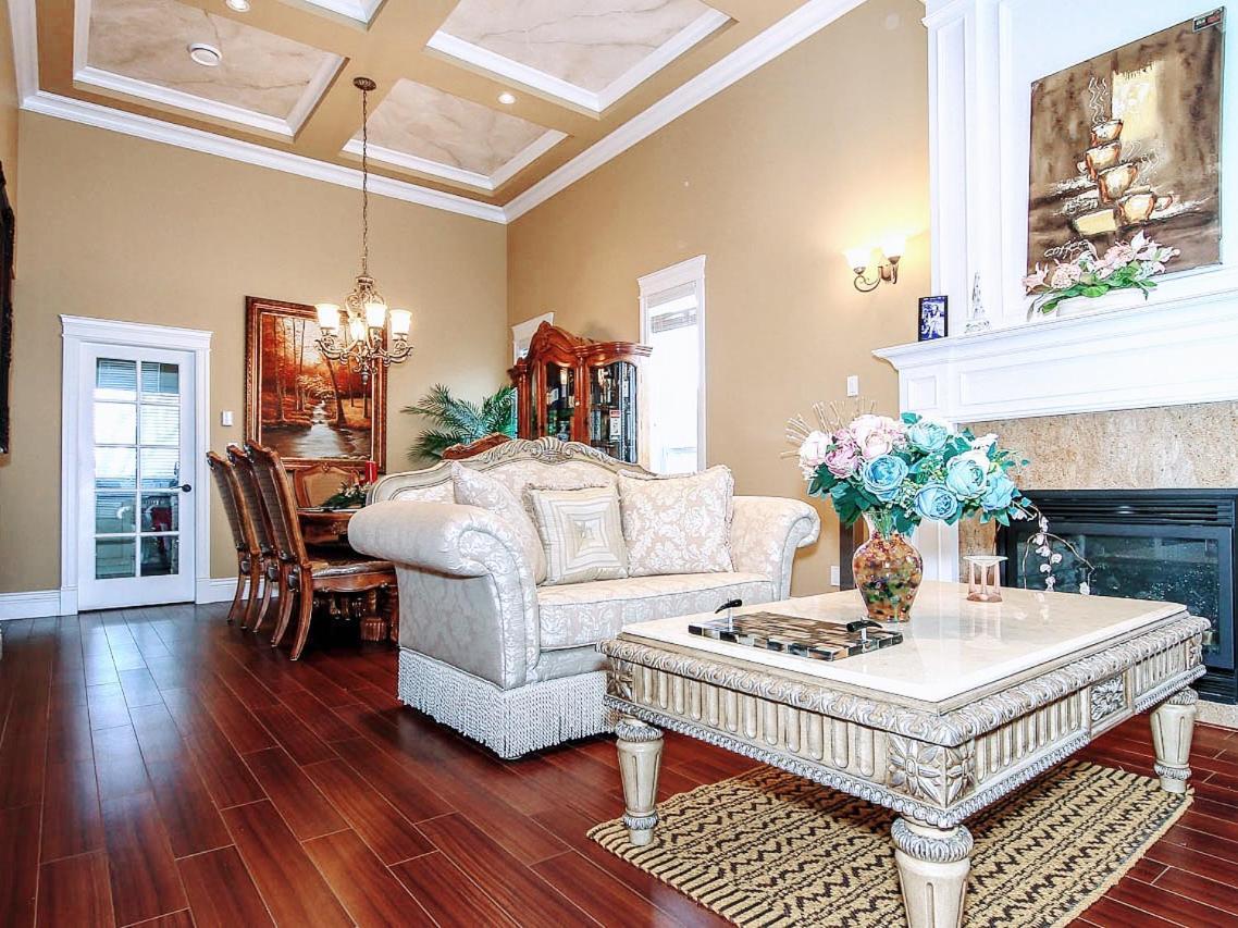 Vancouver Luxury Homestay ริชมอนด์ ภายนอก รูปภาพ