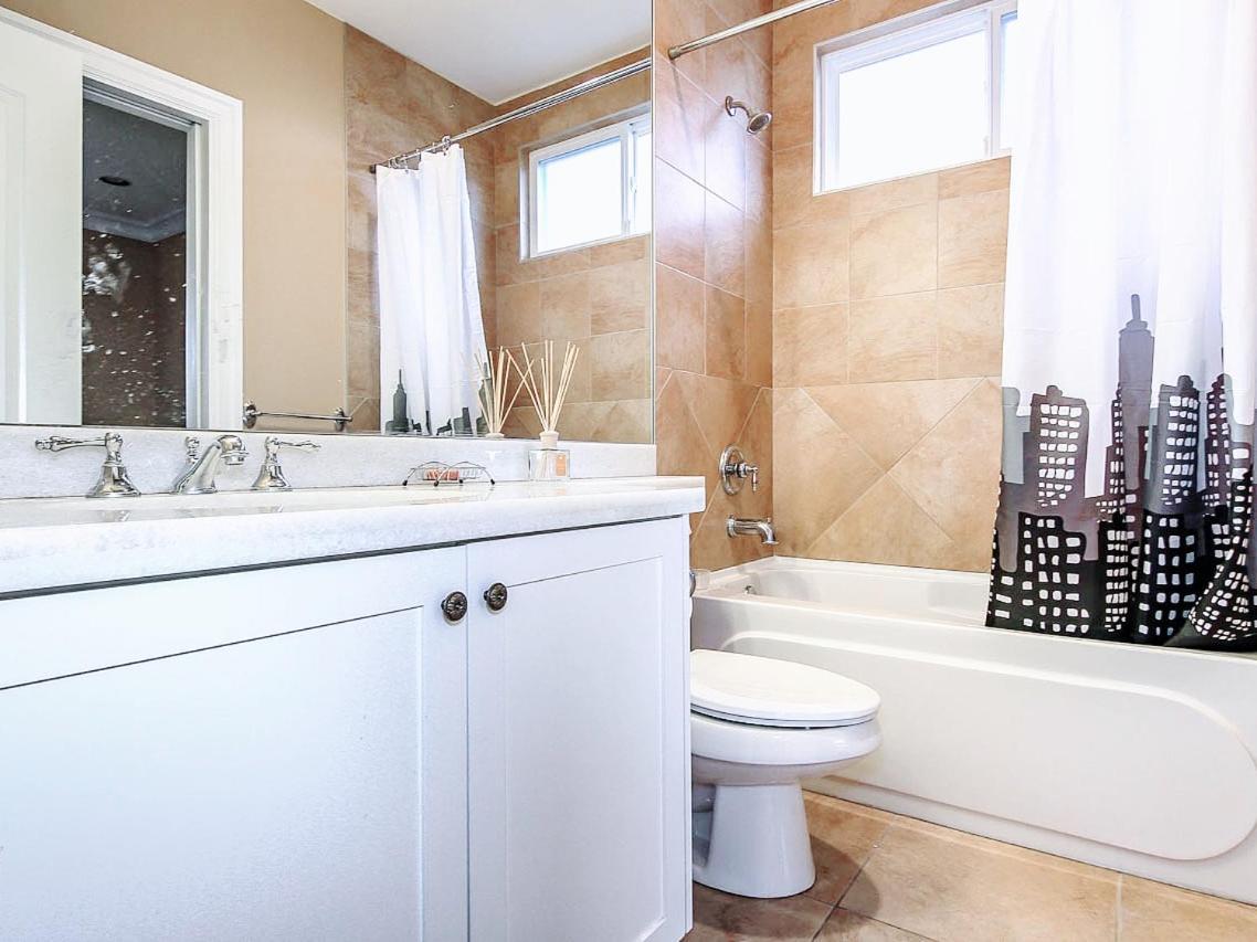 Vancouver Luxury Homestay ริชมอนด์ ภายนอก รูปภาพ